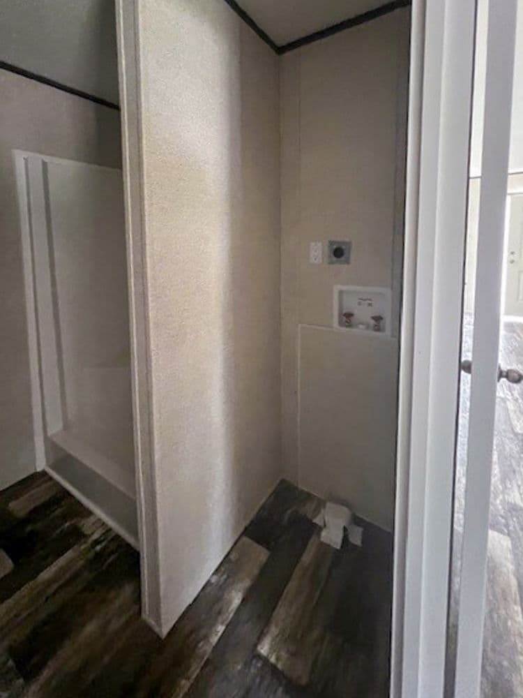 Wallboard 14 x 37 1 bed 1 bath 493 sq ft bathroom home features