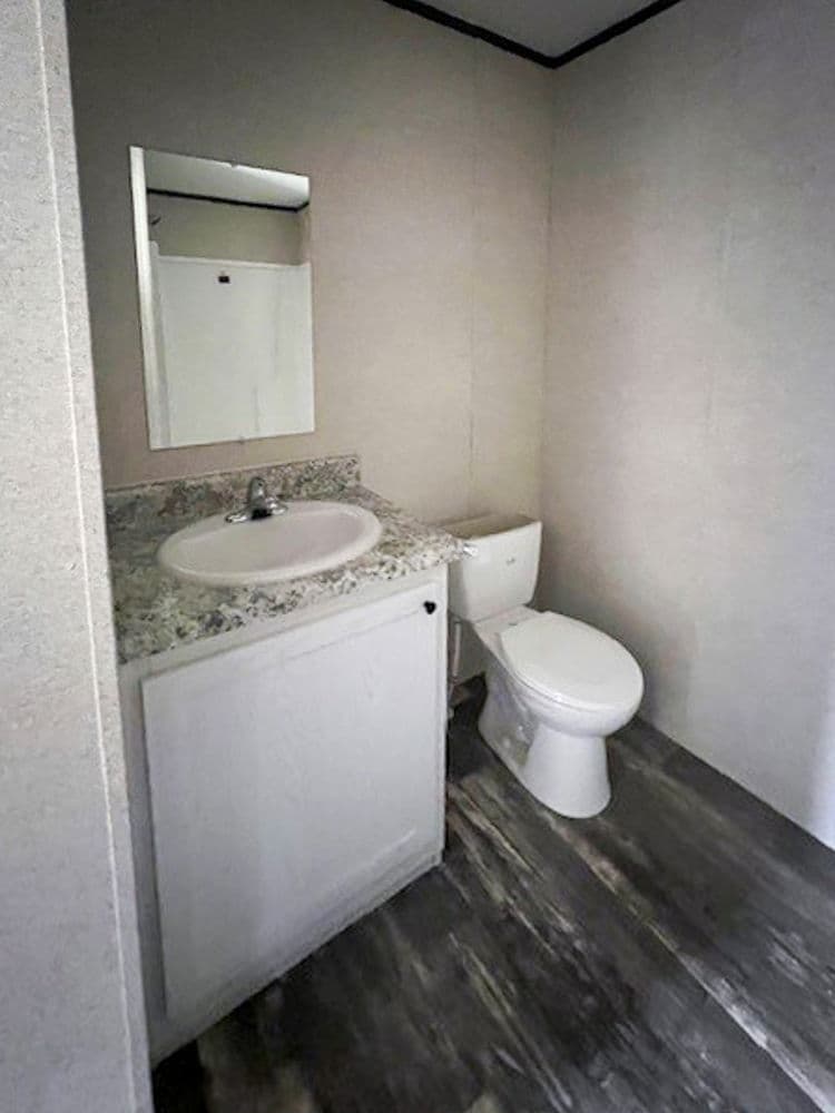 Wallboard 14 x 37 1 bed 1 bath 493 sq ft bathroom home features