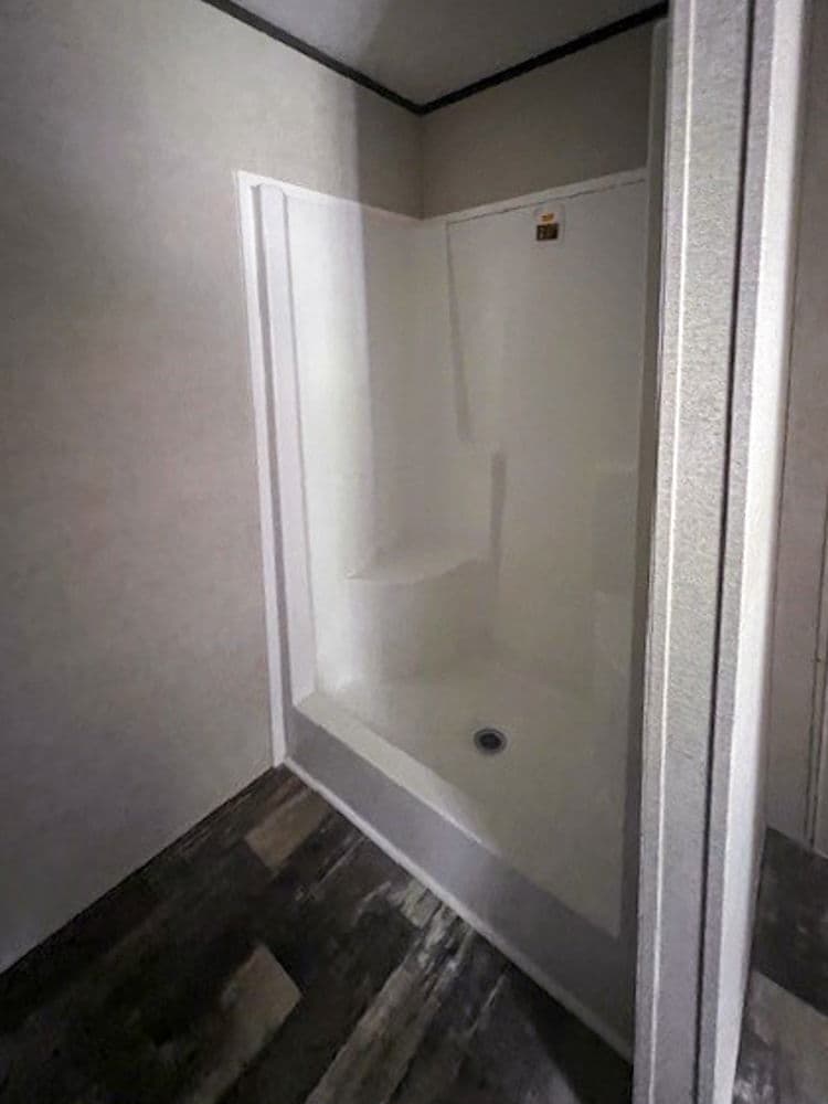 Wallboard 14 x 37 1 bed 1 bath 493 sq ft bathroom home features