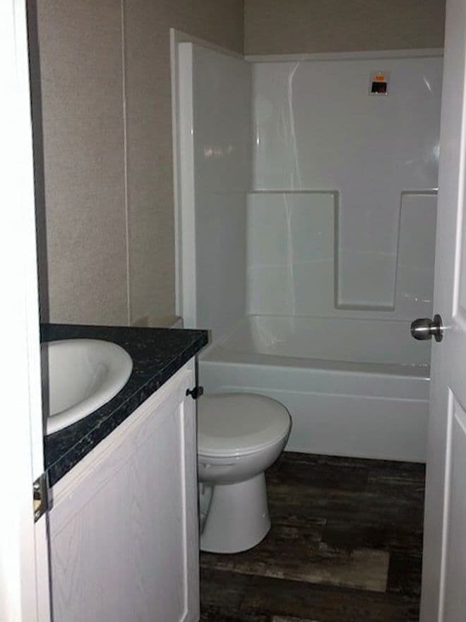 Wallboard 16 x 60 2 bed 2 bath 910 sq ft bathroom home features