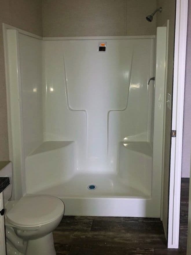 Wallboard 16 x 60 2 bed 2 bath 910 sq ft bathroom home features